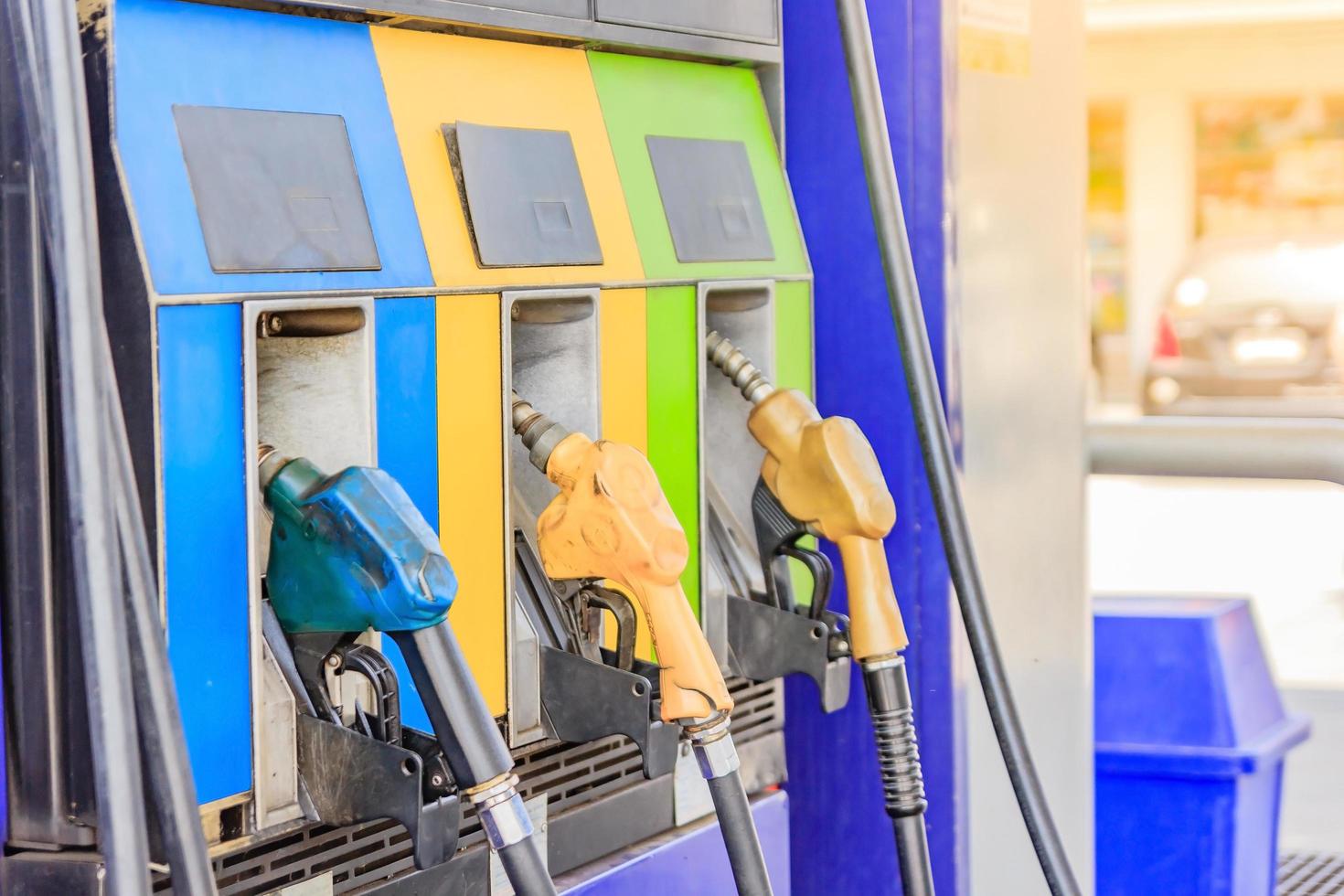 detail van een brandstofpomp in een tankstation foto