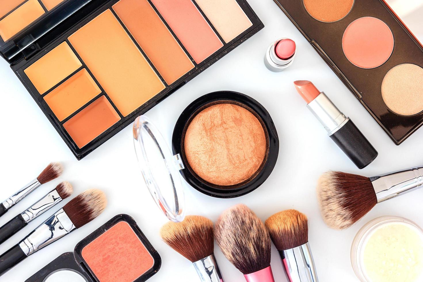 een verzameling borstel-, make-up- en cosmetische schoonheidsproducten foto