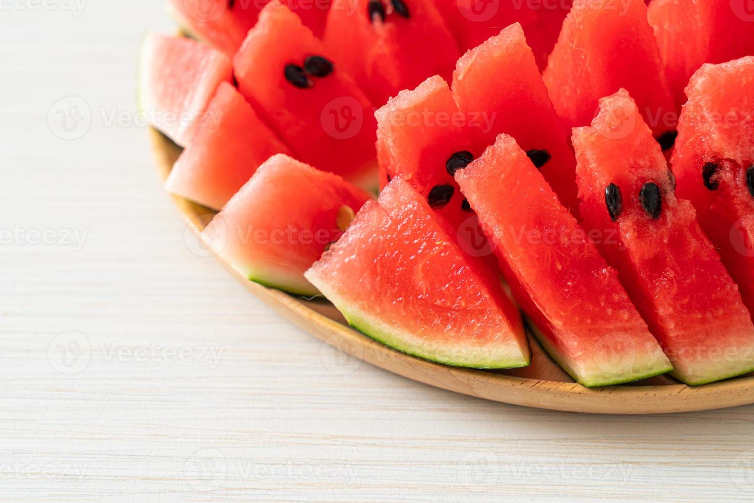 verse watermeloen gesneden op bord foto