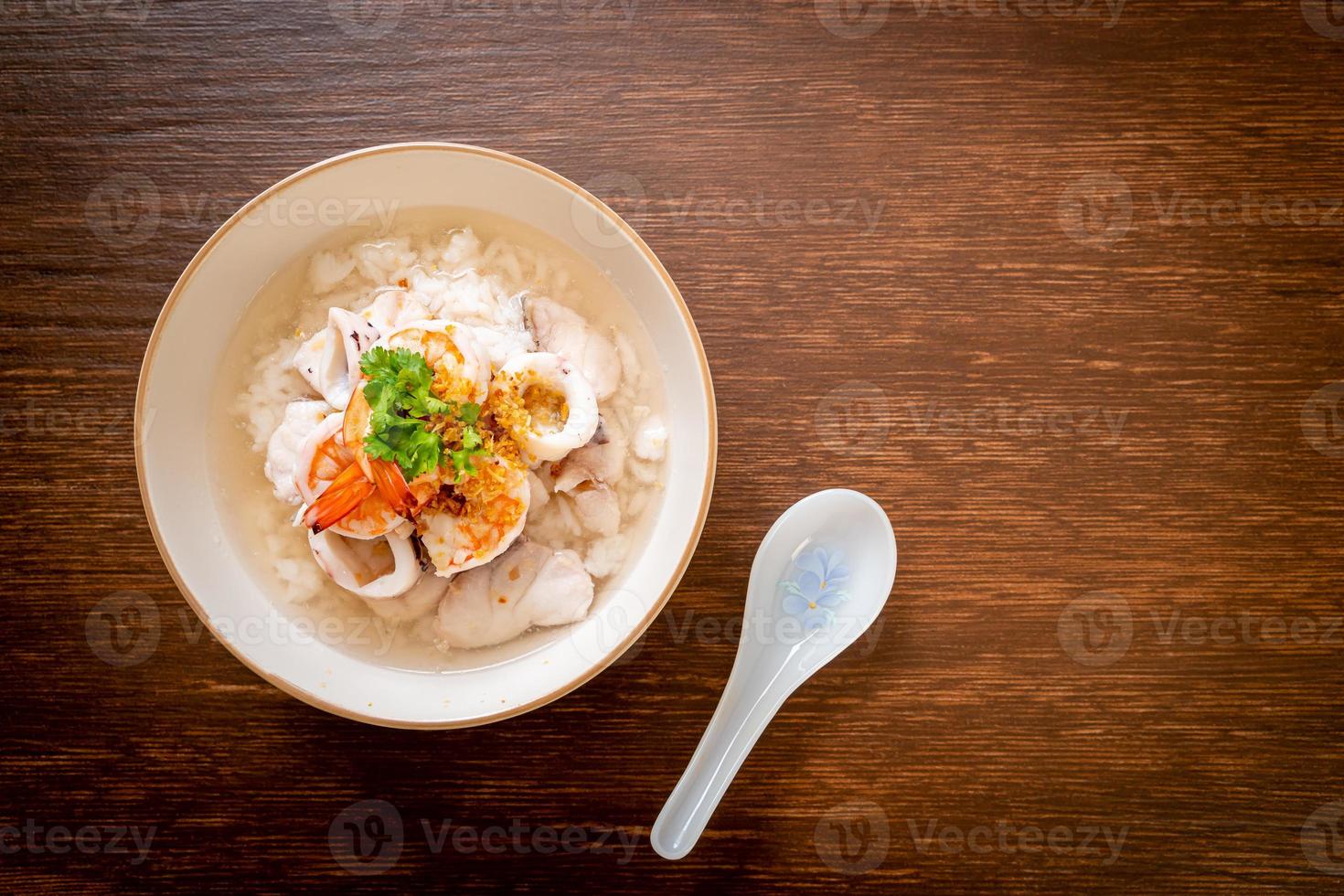 gekookte rijstsoep met zeevruchten foto