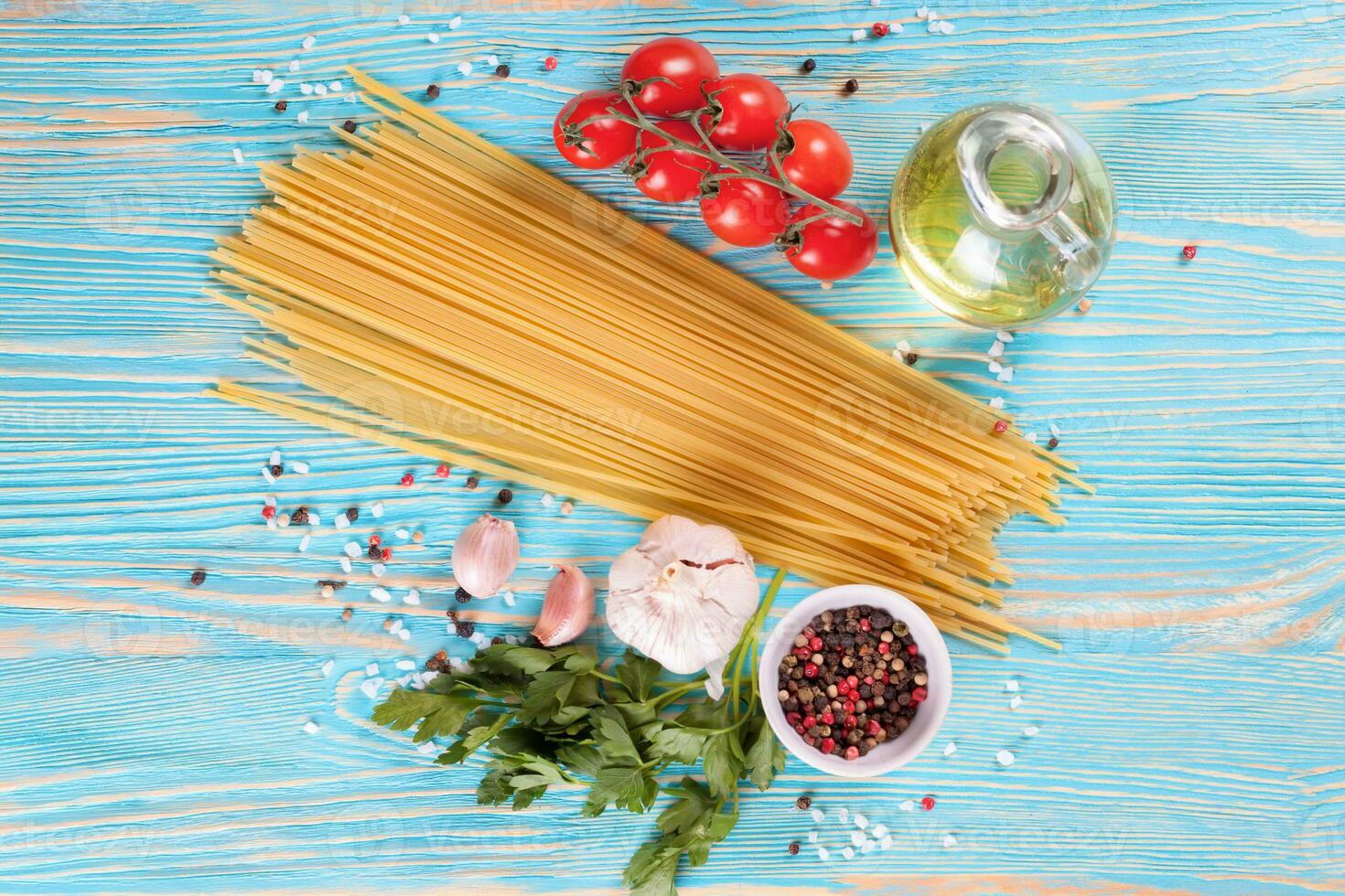 pasta en koken ingrediënten op blauwe houten achtergrond. foto