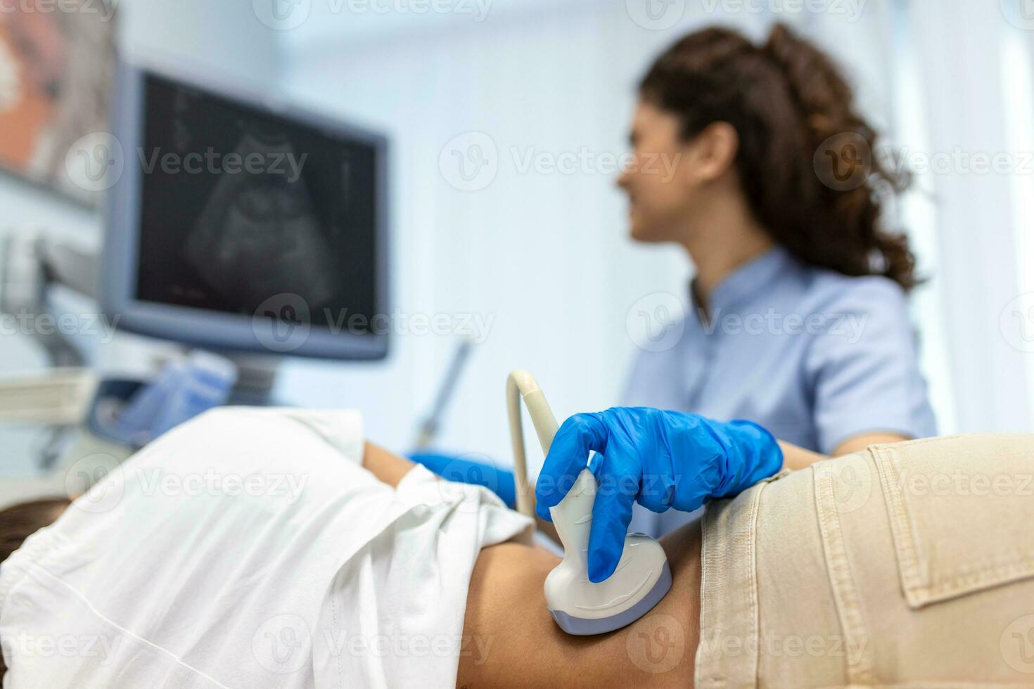 dokter voert echografie examen van patiëntv nieren. intern organen echografie concept. vrouwelijk lager terug diagnose gedragen uit met de gebruik van een echografie foto