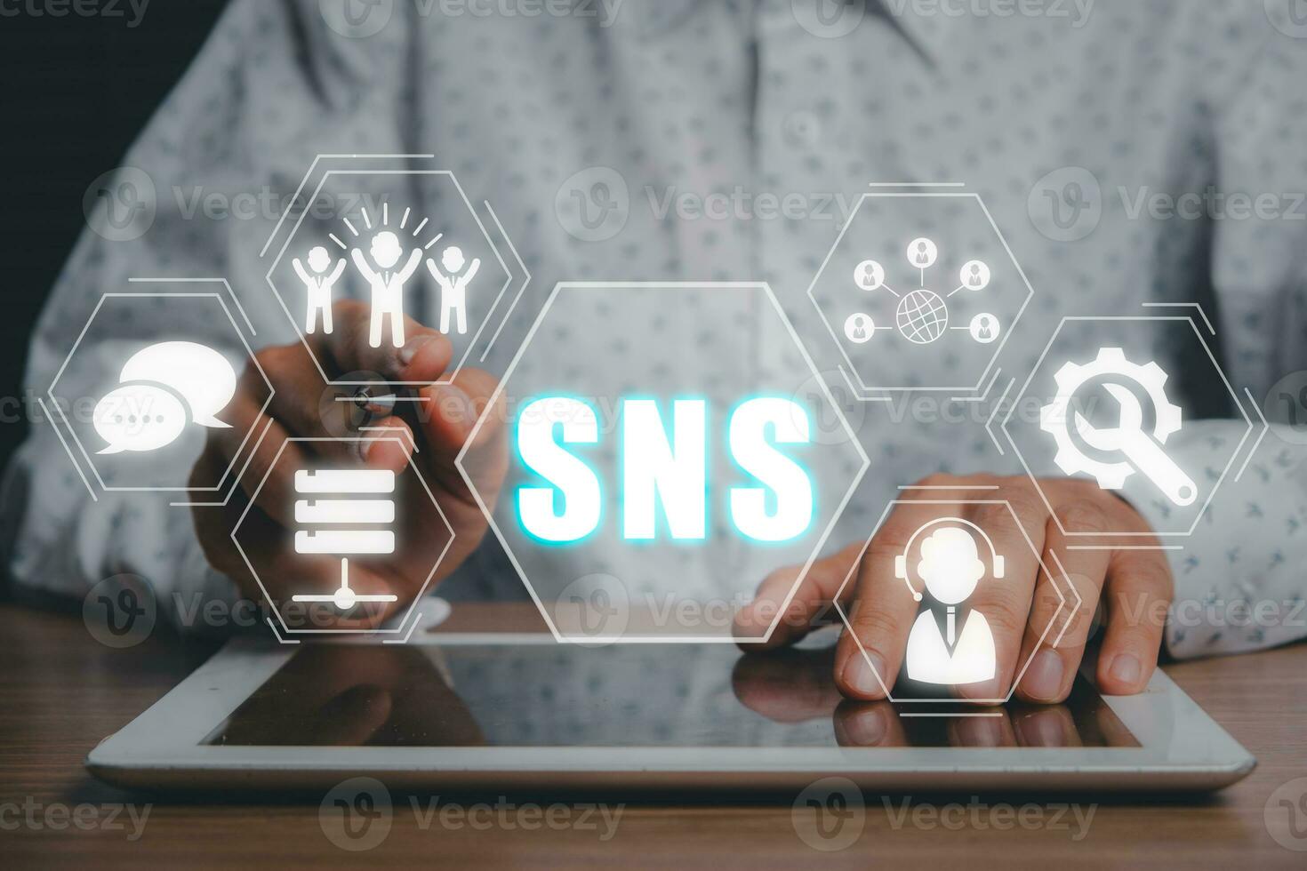 sns, sociaal netwerken onderhoud, persoon gebruik makend van digitaal tablet Aan bureau met sociaal netwerken onderhoud icoon Aan virtueel scherm. foto