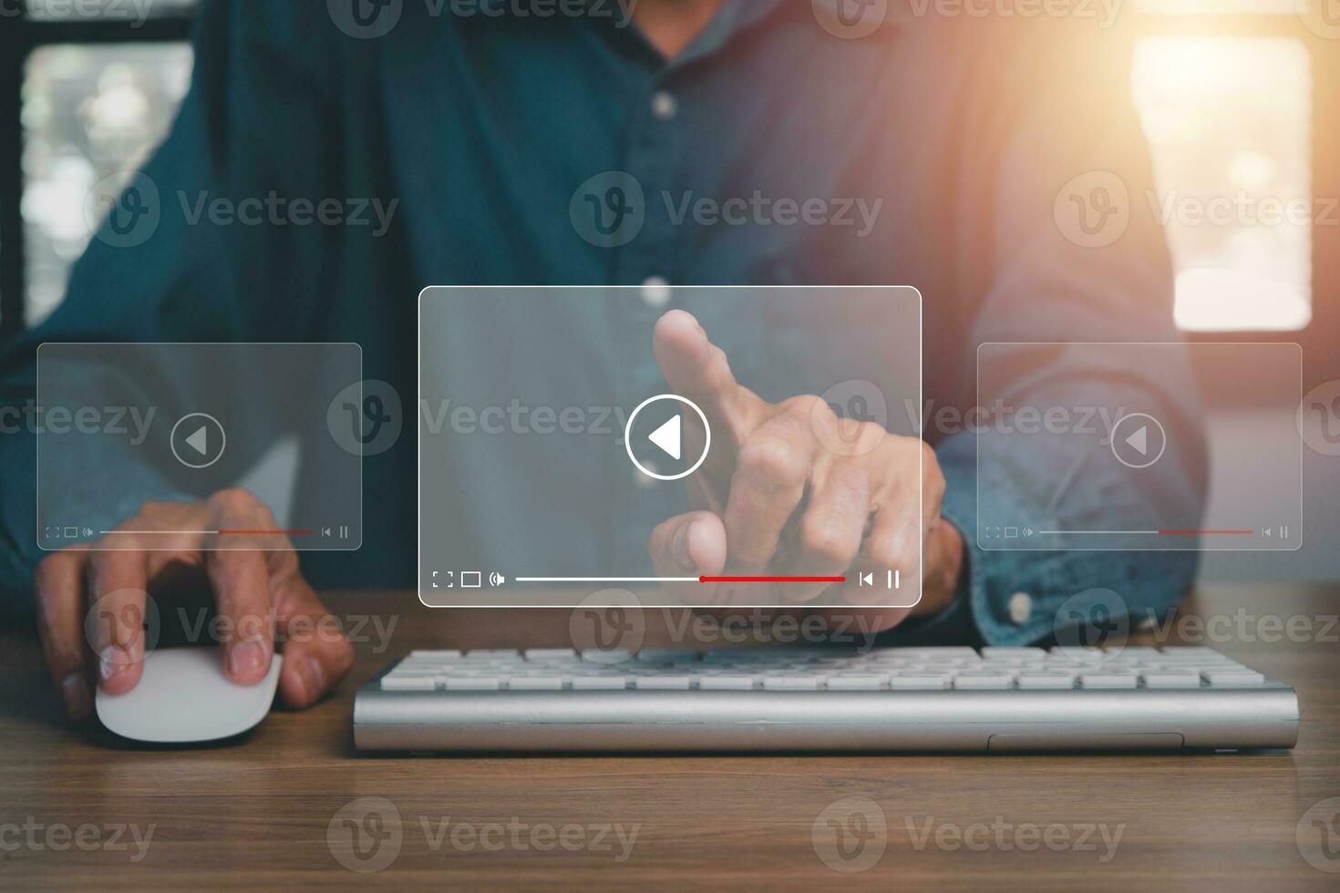 video streaming Aan internetten, persoon aan het kijken online film of TV serie Aan laptop computer, concept over abonnement gebaseerd leven digitaal stroom. foto