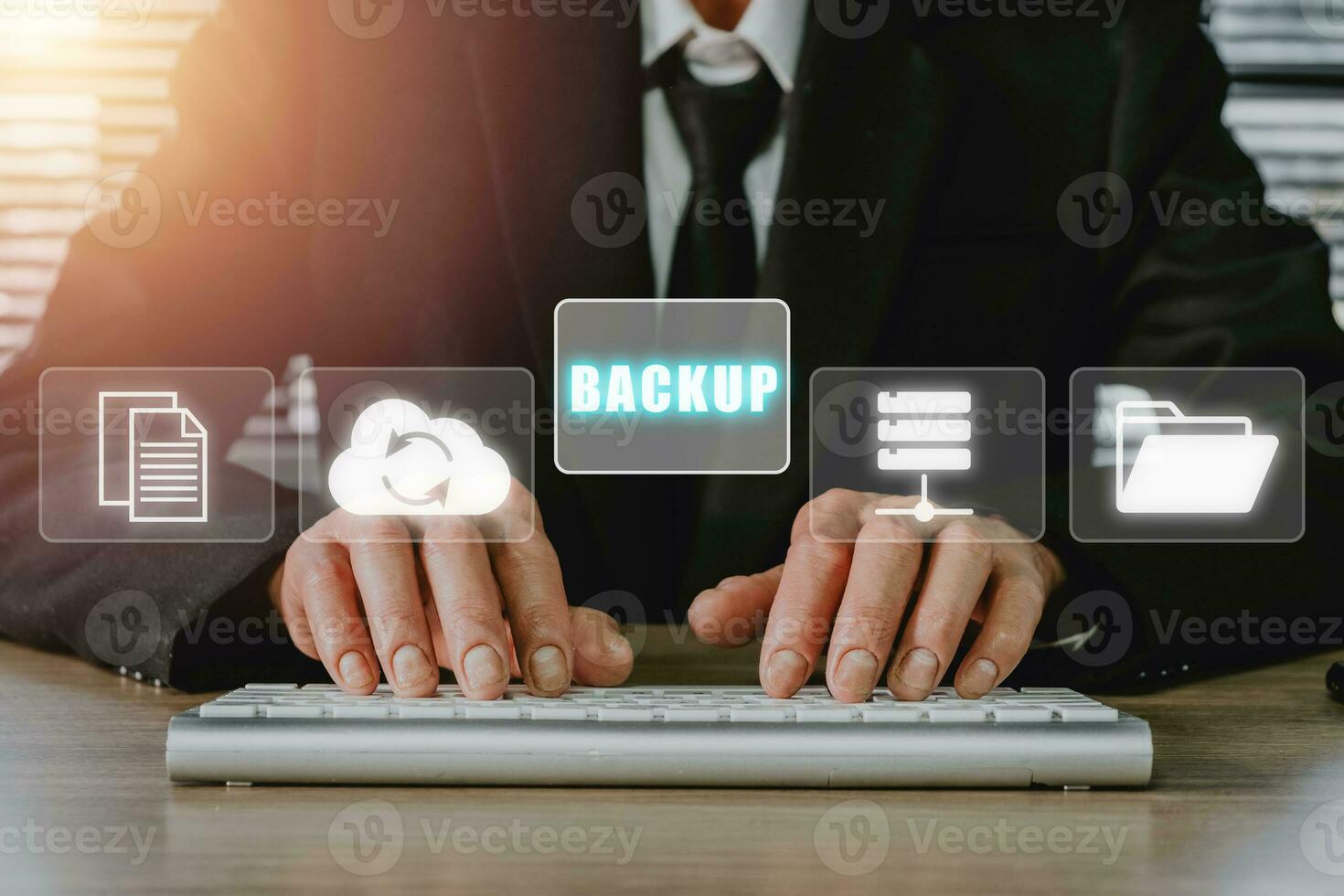 backup opslagruimte gegevens internet technologie bedrijf concept, zakenman gebruik makend van een computer met vr scherm backup icoon Aan bureau. foto