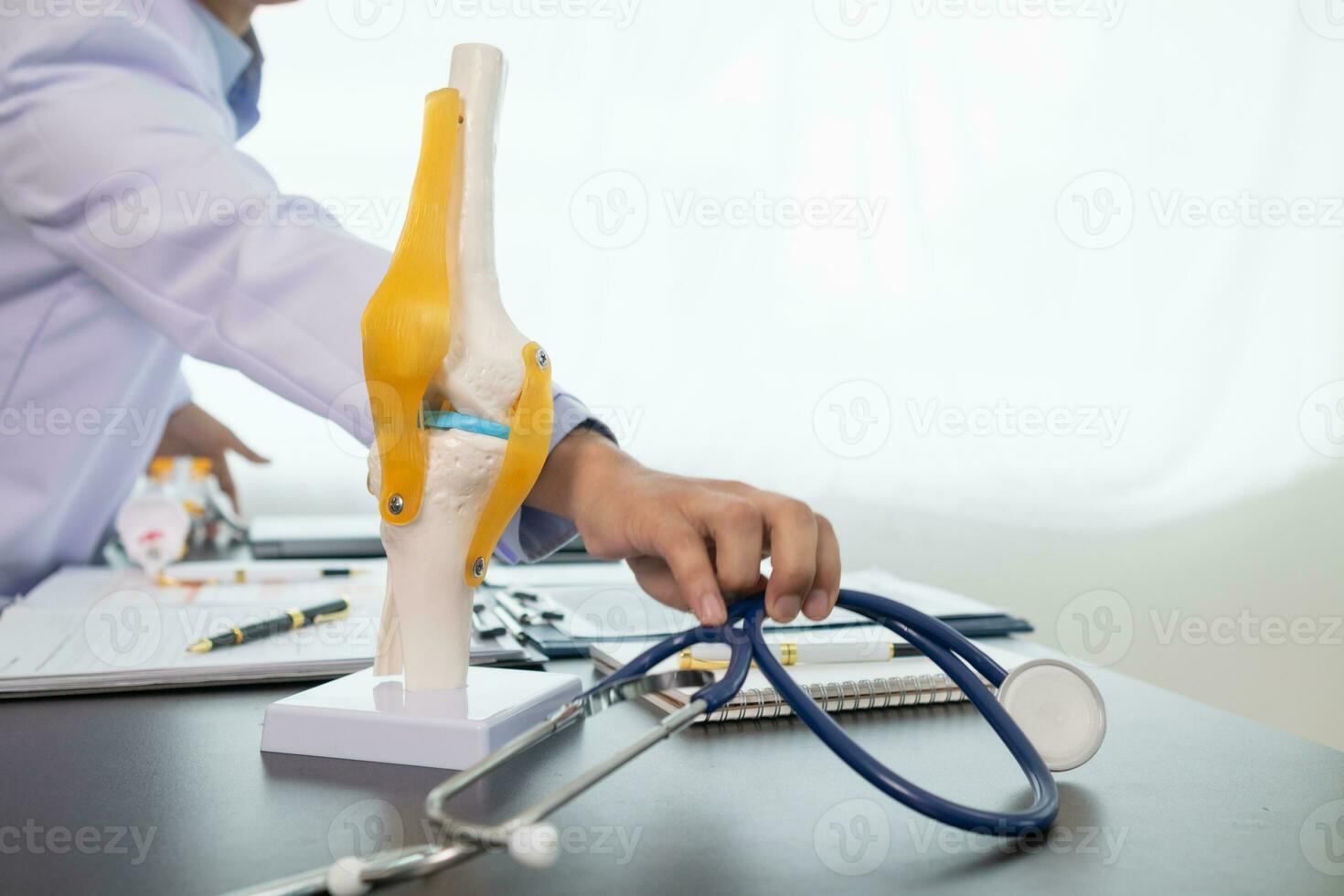 de dokter doet mee een vergadering met de van chirurg team naar bespreken een plan voor kanker chirurgie na de medisch team detecteert kanker. samenwerkend concept van een team van artsen en chirurgen in chirurgie. foto