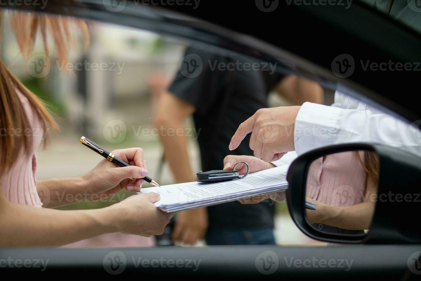 verzekering agenten ontmoeten met klanten wanneer ongevallen optreden naar inspecteren schade en document verzekering claims snel. concept van auto verzekering agenten naar dringend inspecteren schade voor klanten. foto