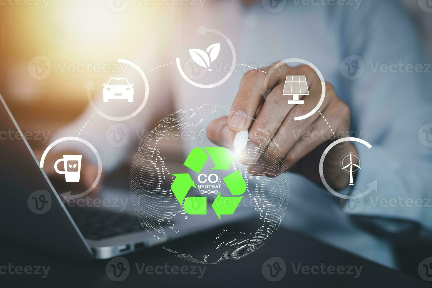 zakenman gebruik makend van laptops en tintje recycle symbool met virtueel modern verminderen co2 emissie concept met pictogrammen, globaal opwarming uitstoot koolstof voetafdruk klimaat verandering naar begrenzing globaal opwarming, energie foto