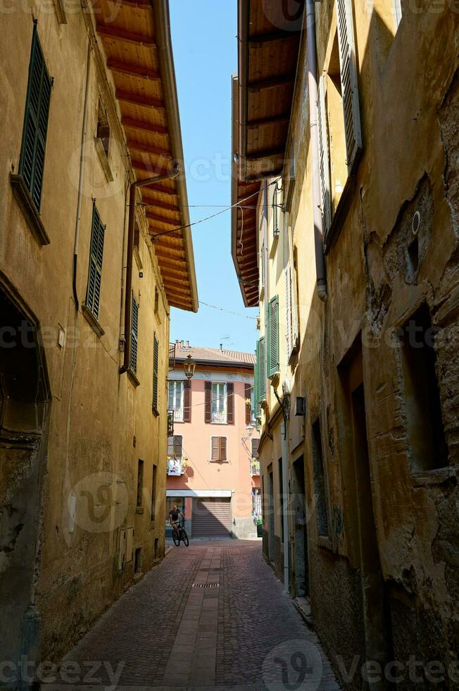 een straat tafereel in canzo, Italië, Lombardije. september 2023. reizen en toerisme concept. kopiëren advertentie ruimte. nog steeds leven foto