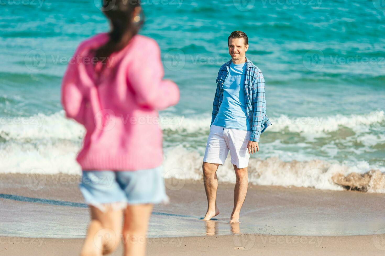 jong paar in liefde Aan de strand zomer vakantie. gelukkig Mens en vrouw genieten tijd samen foto