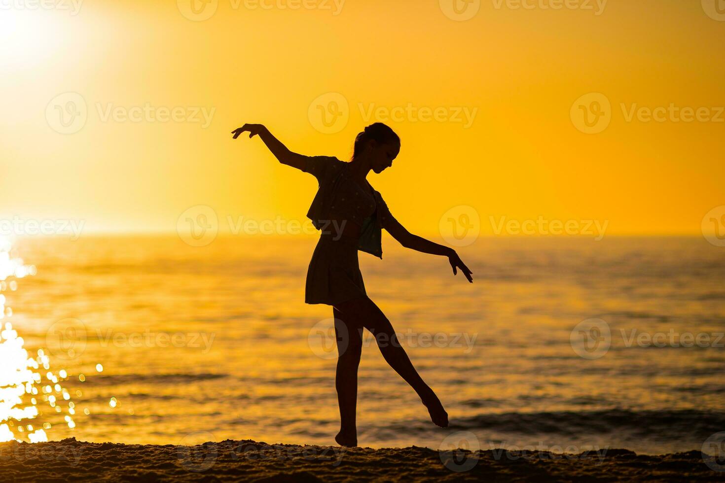 gelukkig tiener meisje genieten tropisch strand vakantie Bij zonsondergang foto