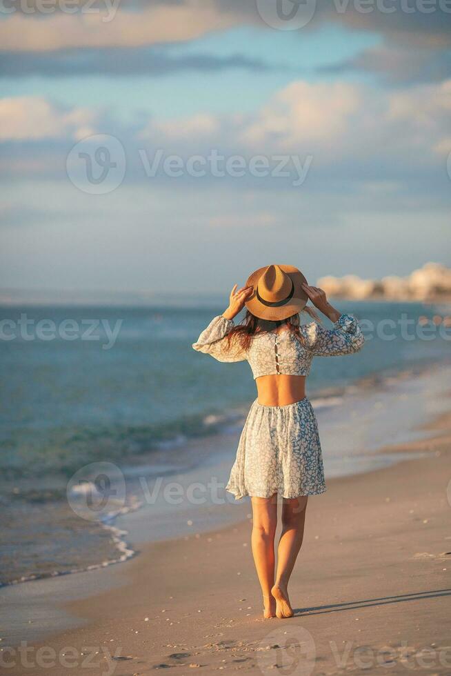 jong gelukkig vrouw Aan de strand genieten haar zomer vakantie foto