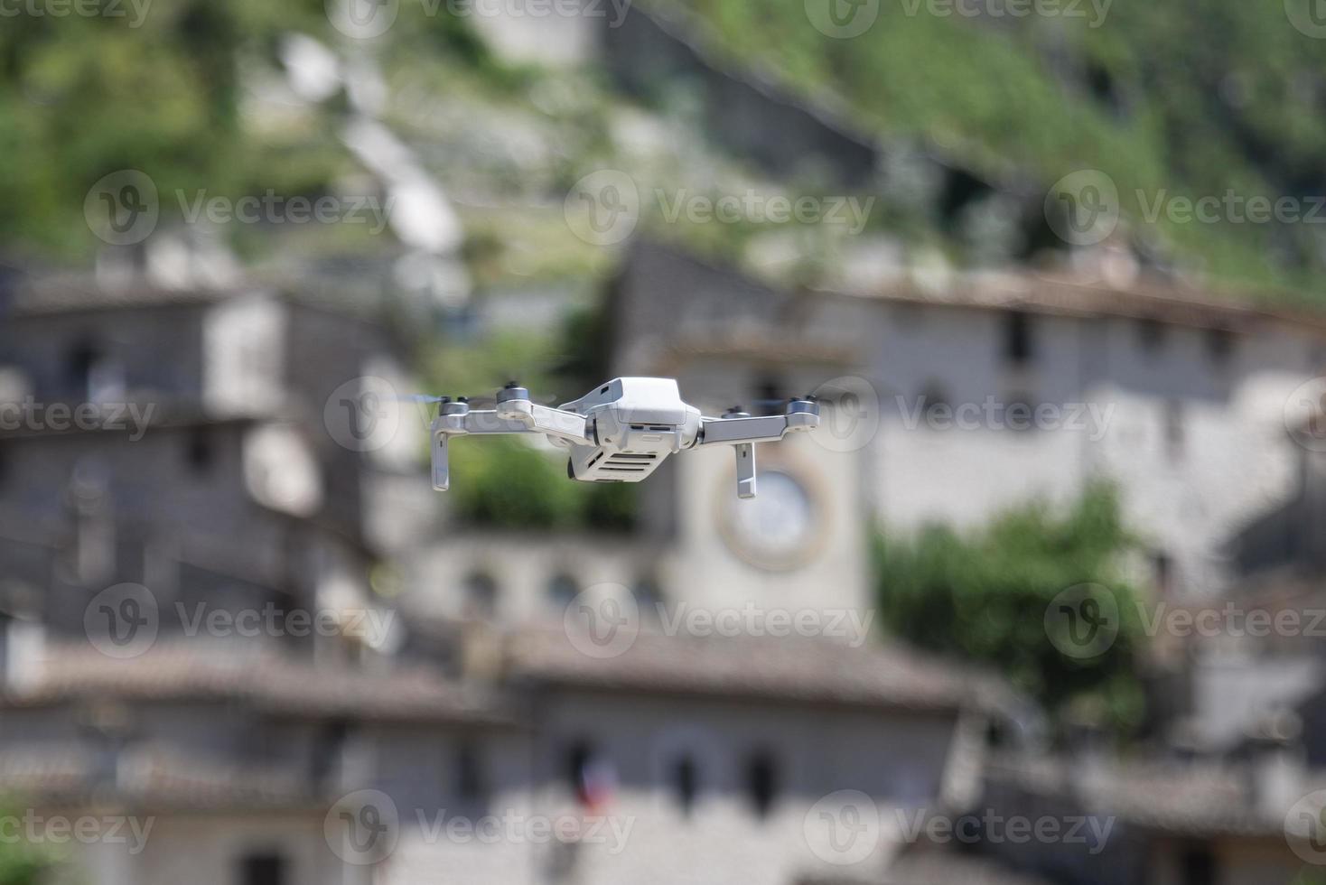 drone tijdens de vlucht met landachtergrond scheggino foto