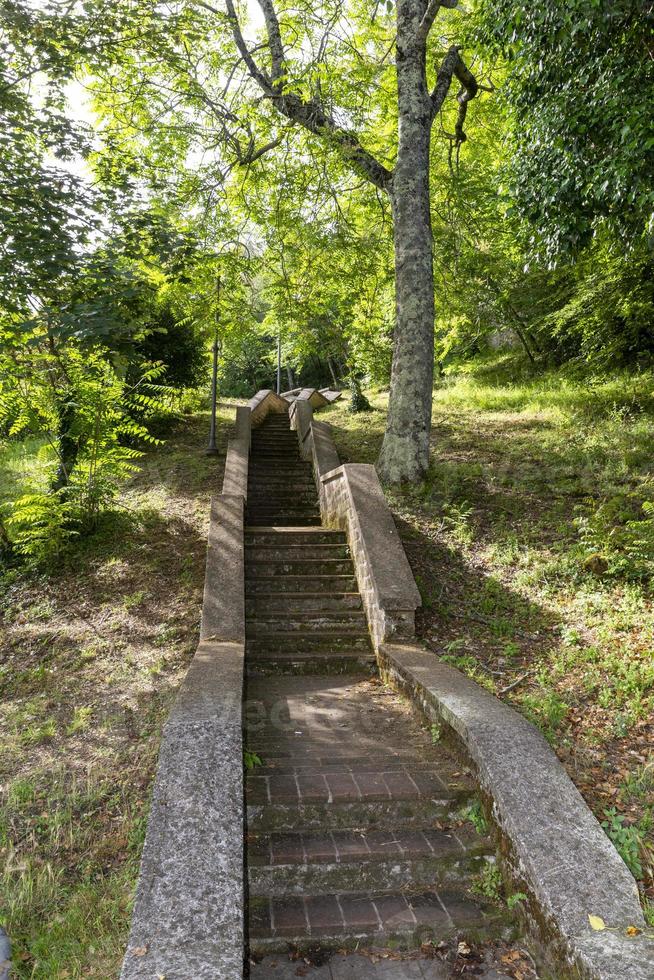 trap om bij het restaurant op de heuvel te komen foto