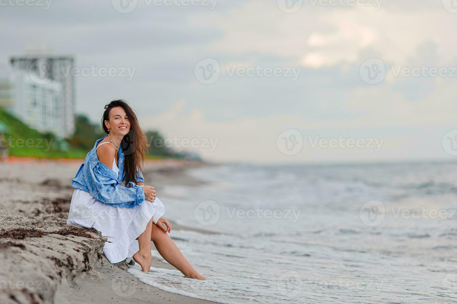gelukkig vrouw genieten van mooi zonsondergang Aan de strand foto