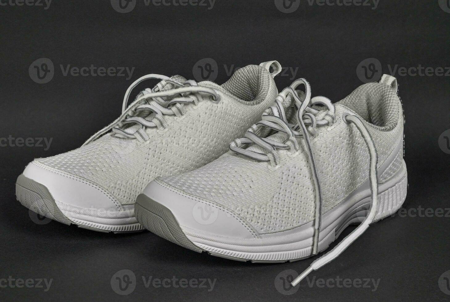 nieuw wit sportschoenen van een de elite fabrikant van hoog kwaliteit foto
