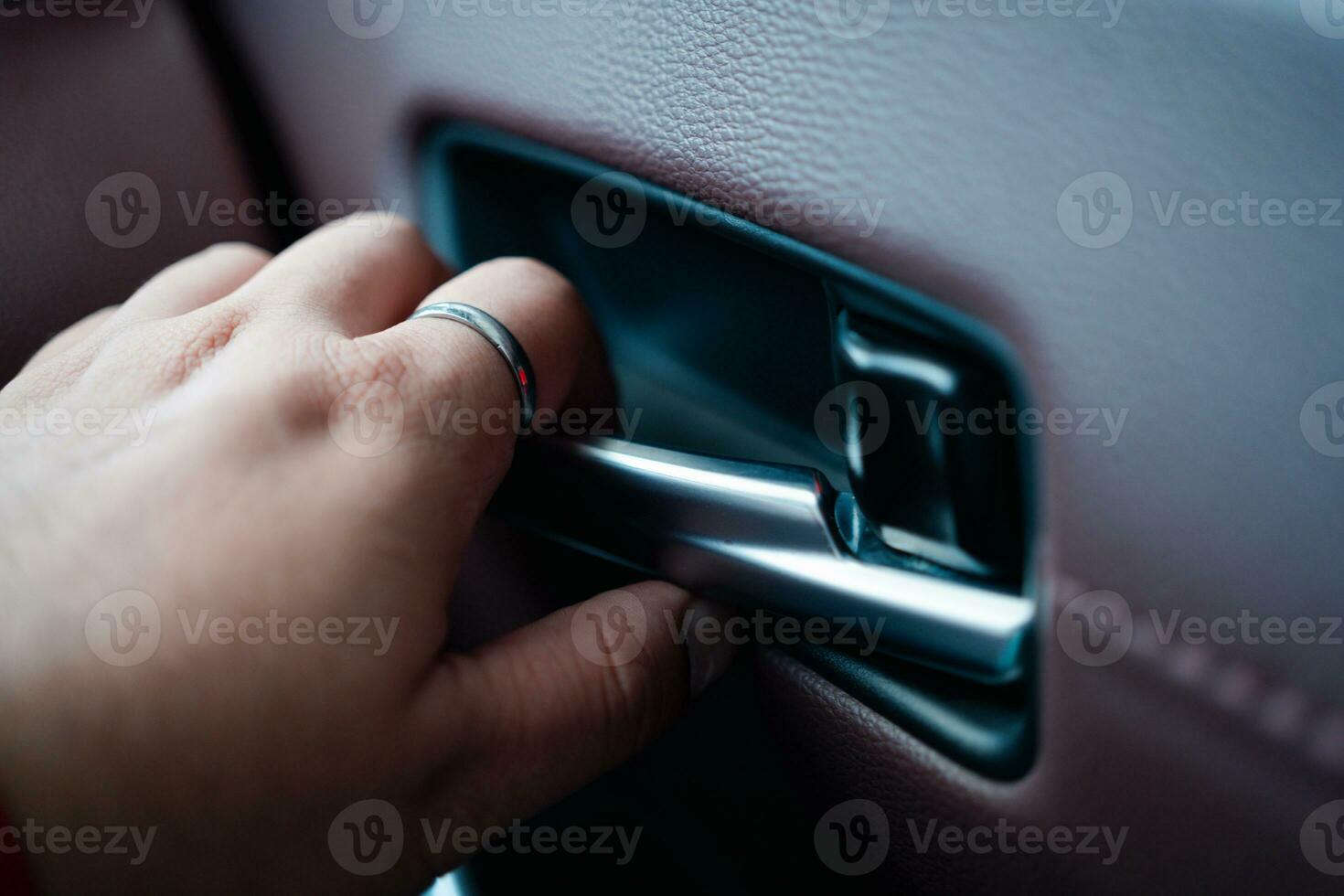 Mens druk op de knop Open luxueus auto deur van binnen foto