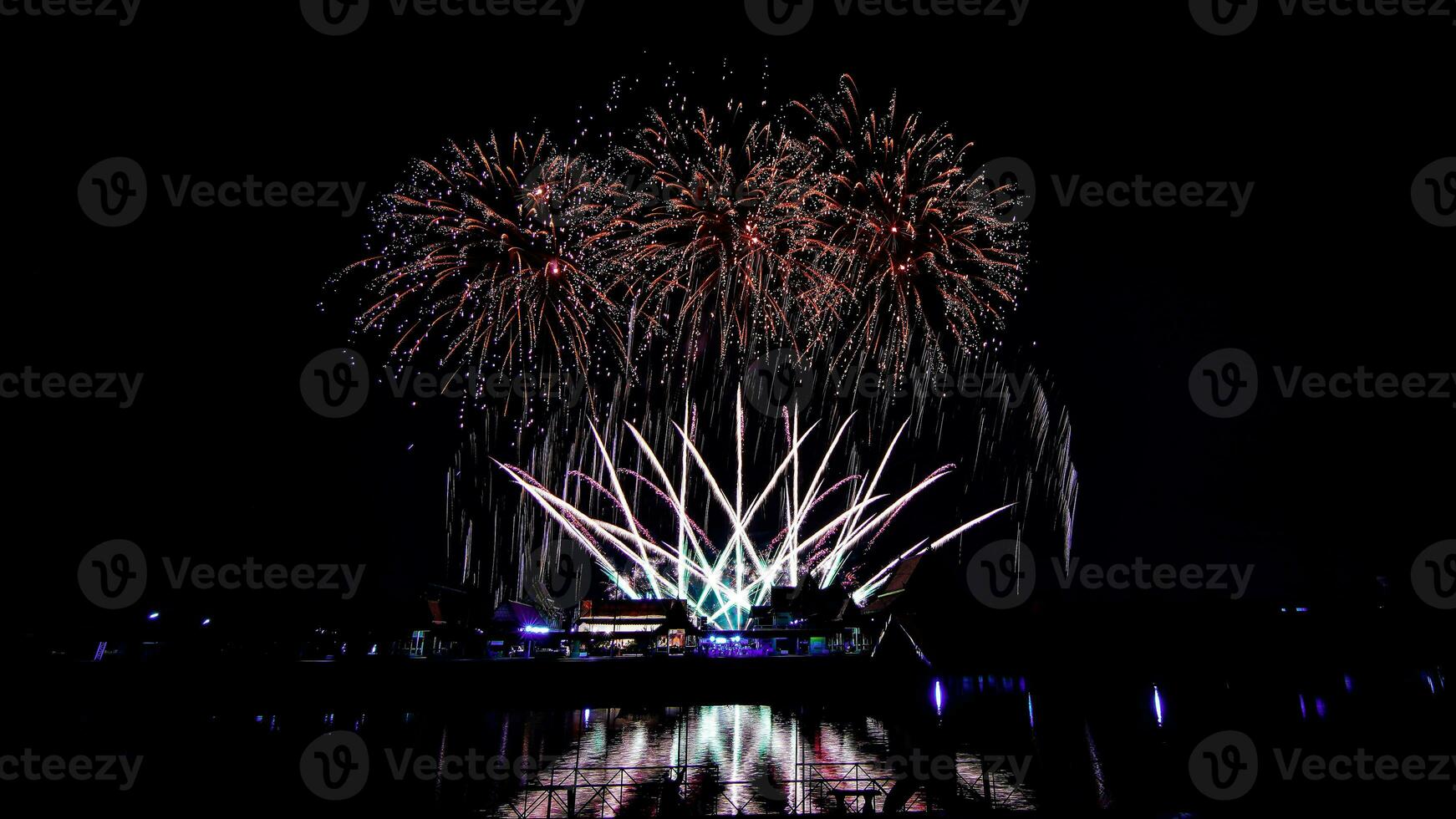 vuurwerk over- de tempel in de donker lucht foto