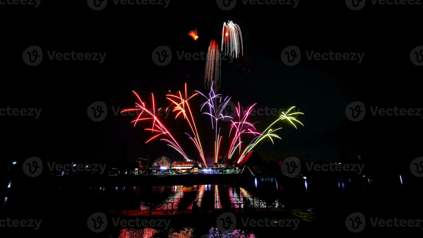 vuurwerk over- de tempel in de donker lucht foto