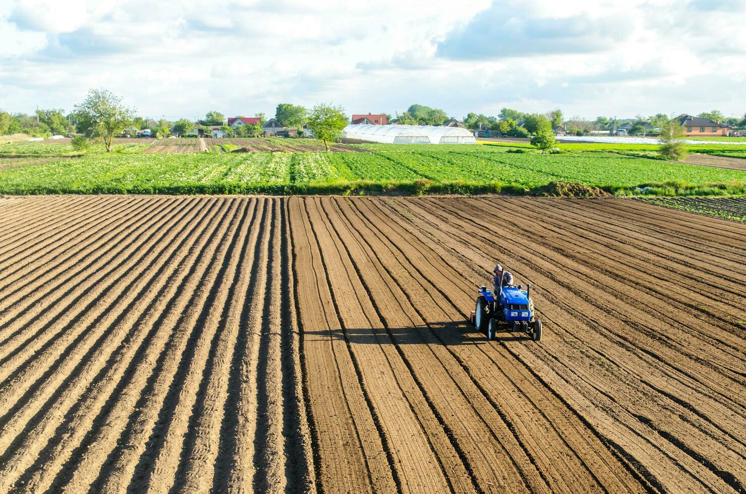 Cherson oblast, Oekraïne - mei 28, 2020 een boer cultiveert de bodem Aan de plaats. frezen bodem, verpletterend voordat snijdend rijen. landbouw, landbouw. ploegen veld. losmaken oppervlak, land- teelt. foto