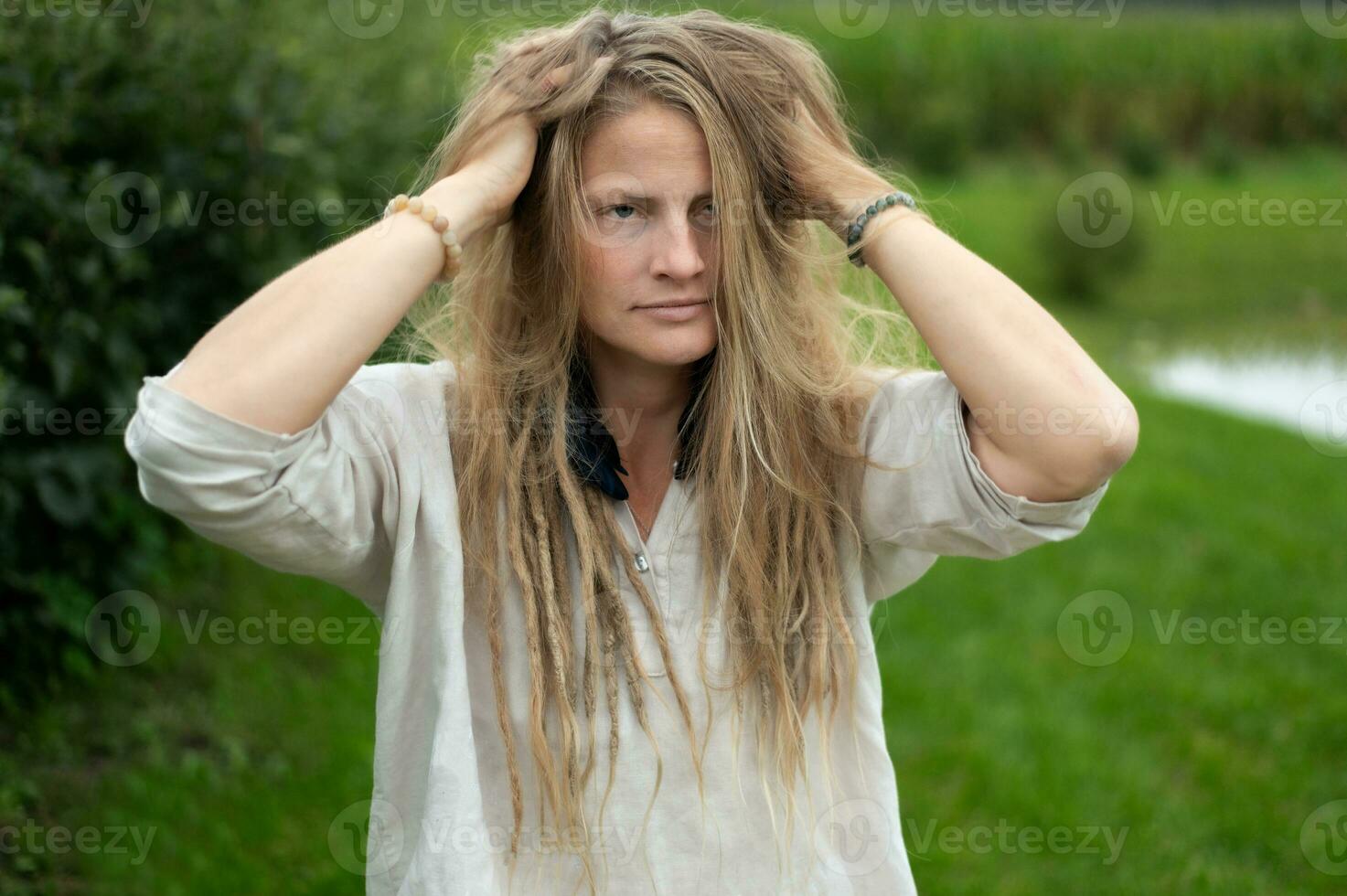 jong natuurlijk mooi vrouw Aan groen natuur achtergrond foto