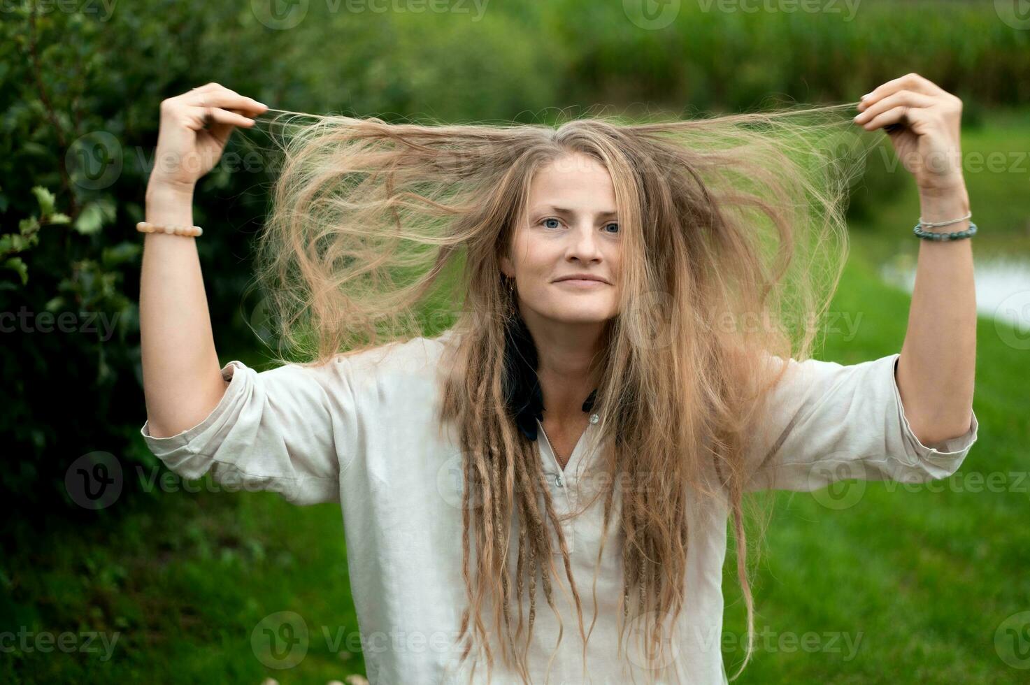 jong natuurlijk mooi vrouw Aan groen natuur achtergrond foto