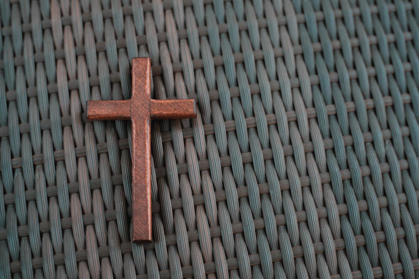 christelijk houten kruis op de grond. foto