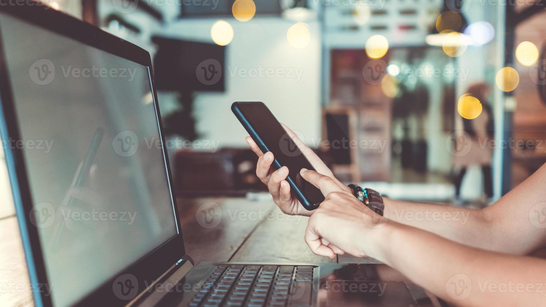 vrouw gebruikt technologie-apparaten smartphone en laptop om te werken of studeren, sluit communicatiezaken aan foto