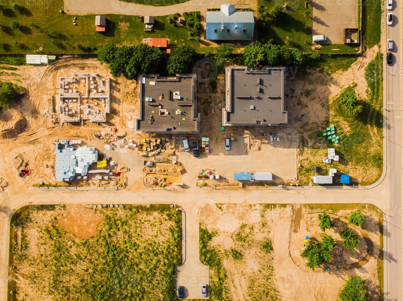 top down view drie gebouwen daken in bouwplaats in woonwijk. onroerend goed ontwikkelingsconcept. foto