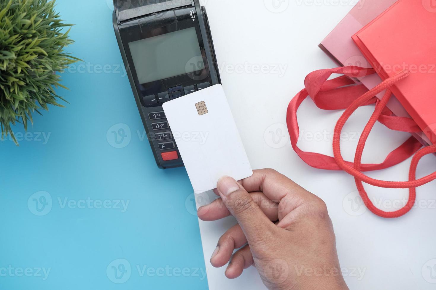 contactloos betalingsconcept met jonge man die met creditcard betaalt foto