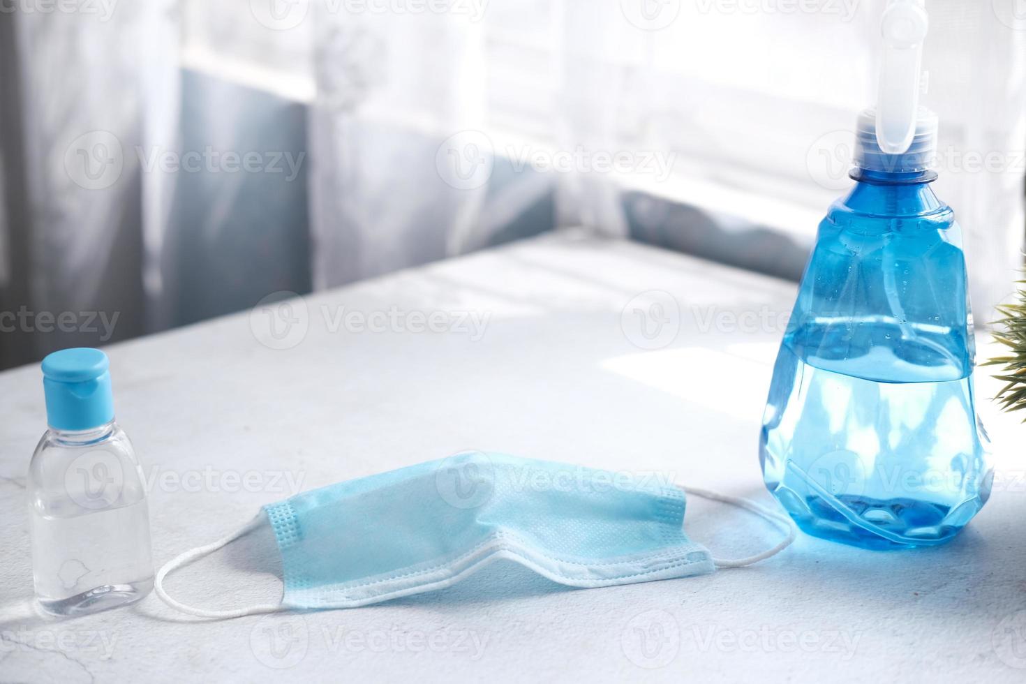 close-up van blauwe chirurgische maskers op tafel foto