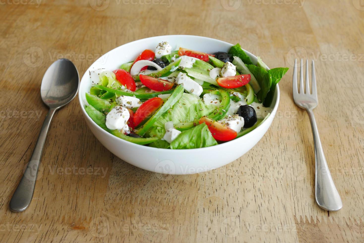 close-up van Griekse salade in een kom op tafel. foto