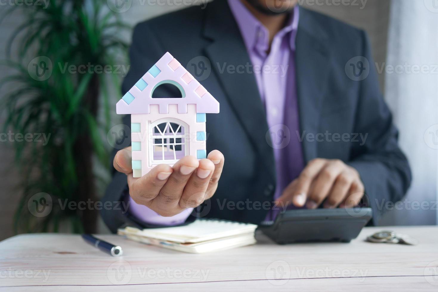 het concept van financieel concept, man met huis in de hand foto