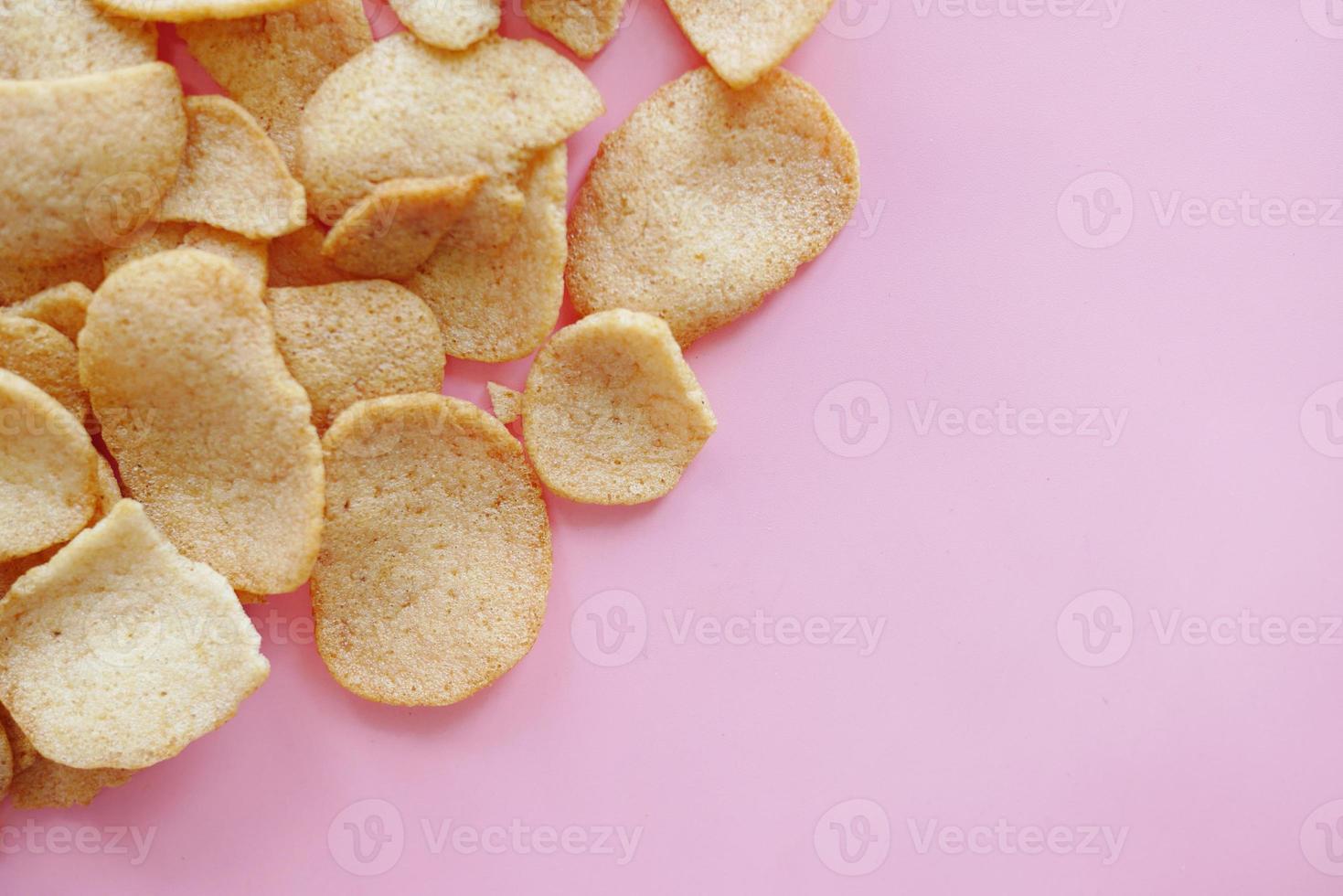 kom met smakelijke chips op pick-achtergrond. foto