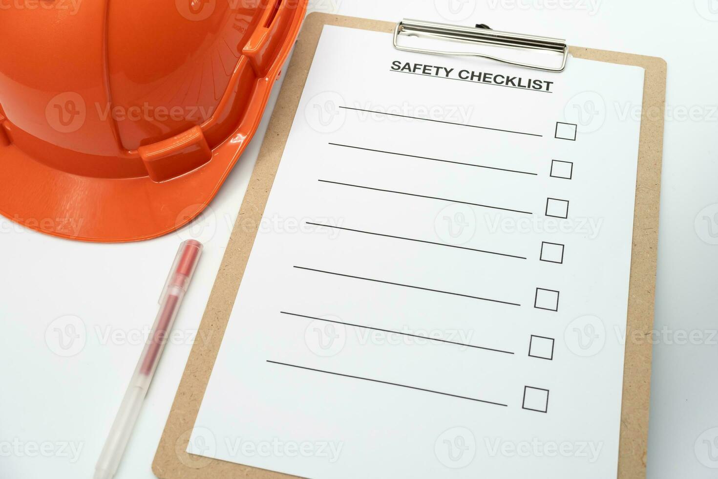 blanco checklist papier gedurende veiligheid audit en risico verificatie. veiligheid checklist het formulier met moeilijk hoed of veiligheid hoed. foto