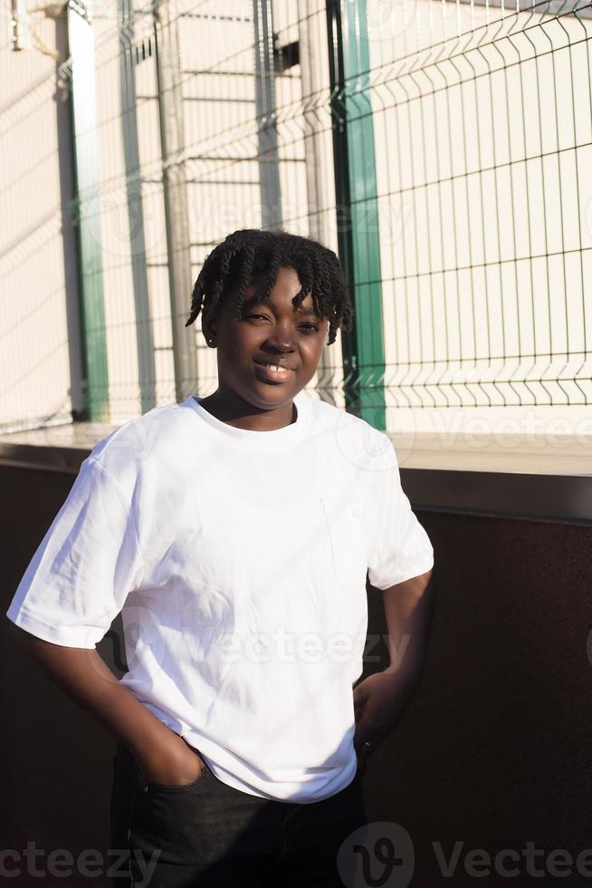 portret van een gelukkige Afro-Amerikaanse vrouw op straat in de zomer foto