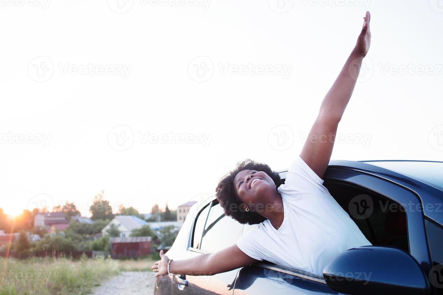 gelukkige Afro-Amerikaanse vrouw in een auto, levensstijl foto