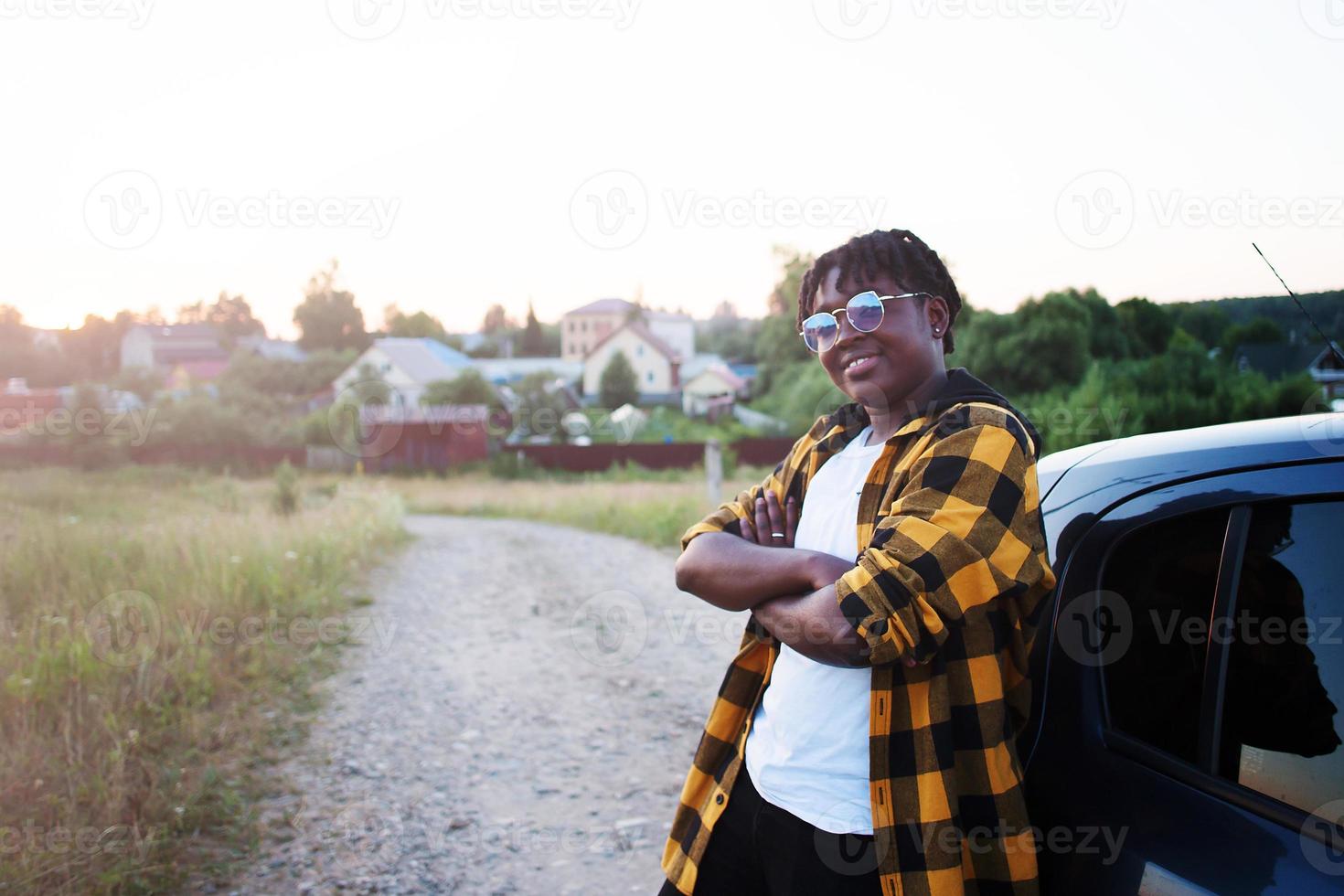 gelukkige Afro-Amerikaanse vrouw in een auto, levensstijl foto