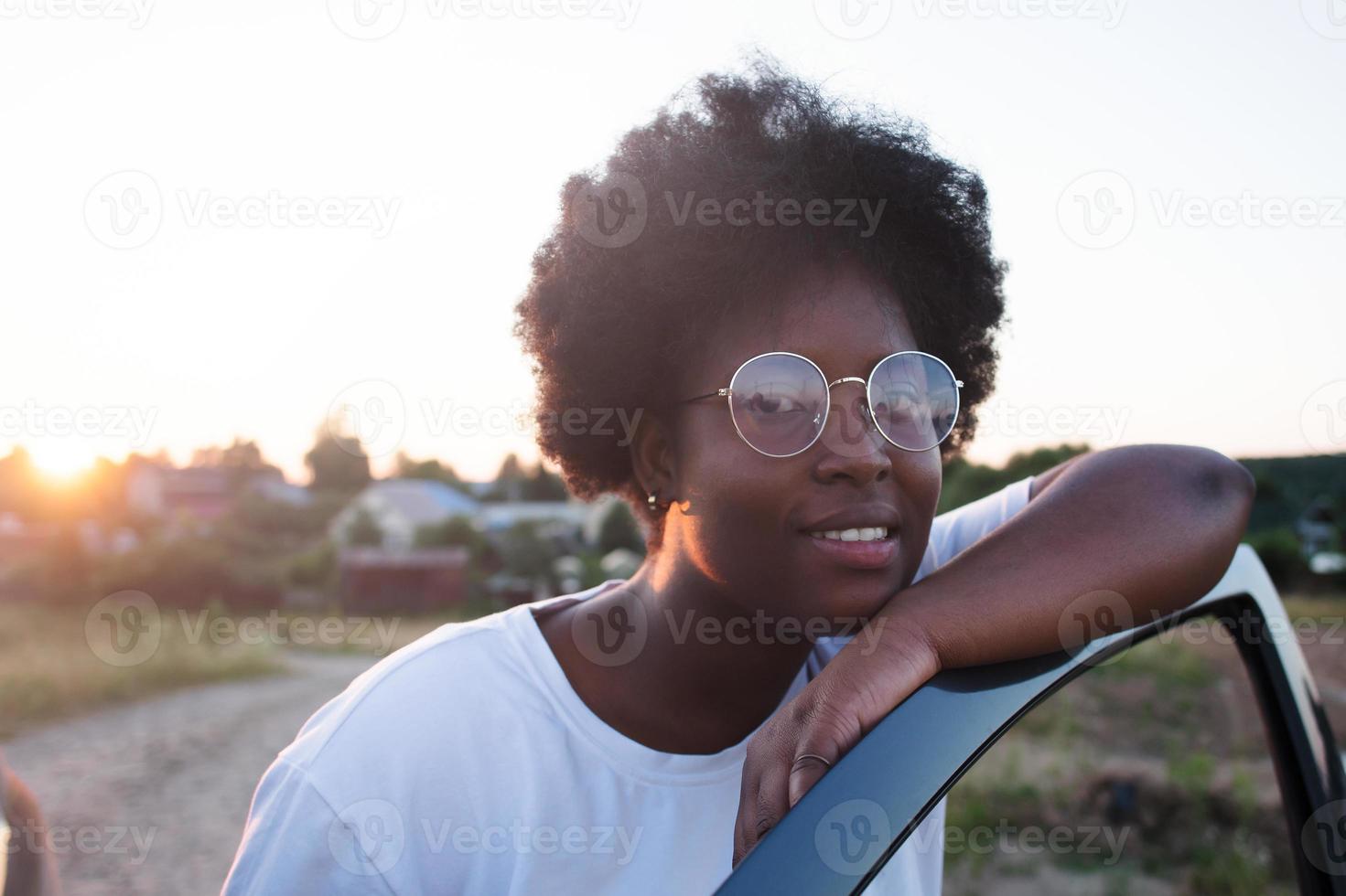 gelukkige Afro-Amerikaanse vrouw in een auto, levensstijl foto