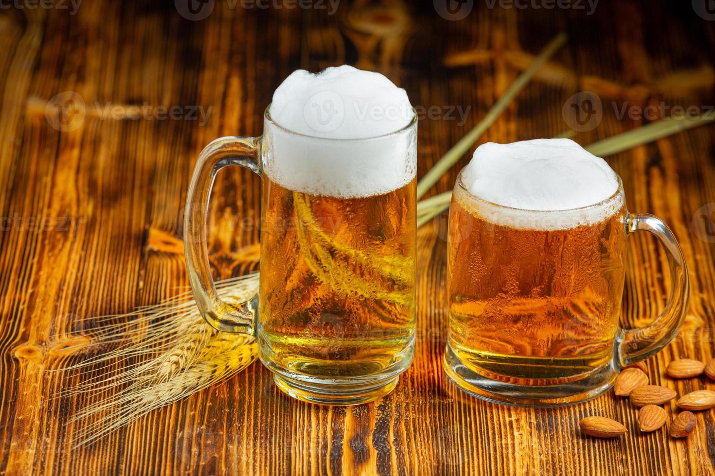 glazen bier op de houten tafel geplaatst foto