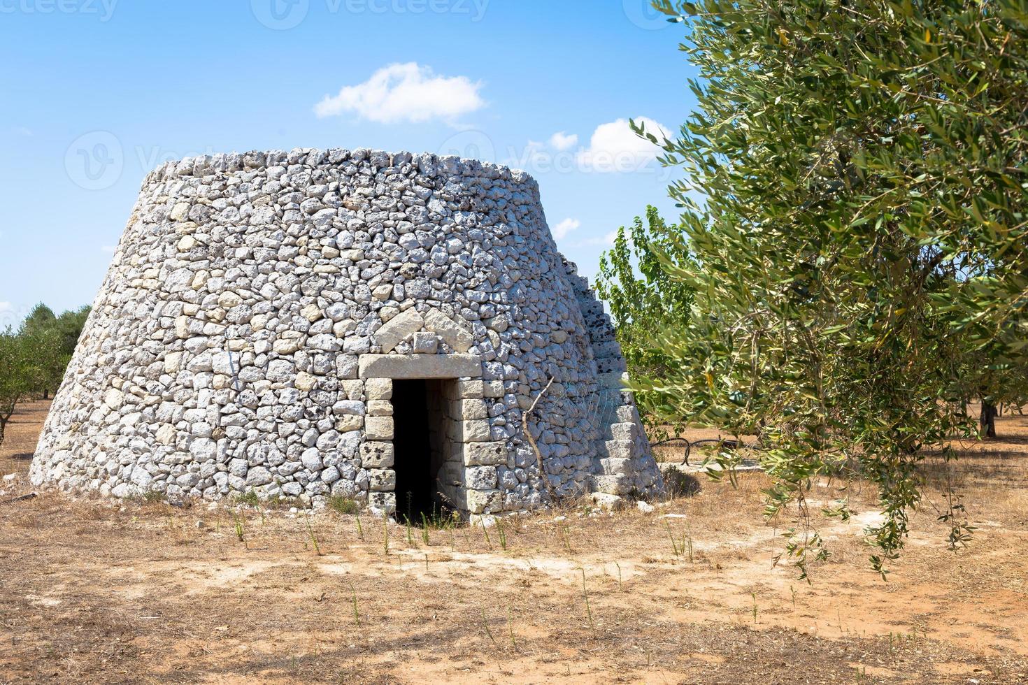 regio Puglia, Italië. traditioneel pakhuis gemaakt van steen foto