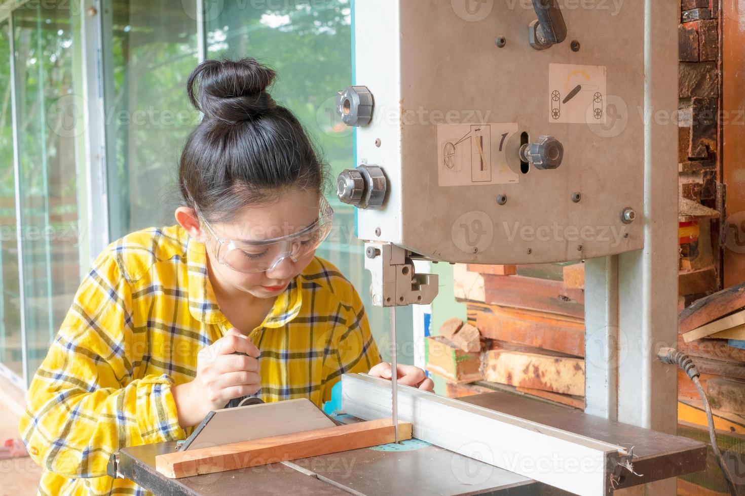 vrouwen staan is ambachtelijk werken hout hakken op een werkbank foto