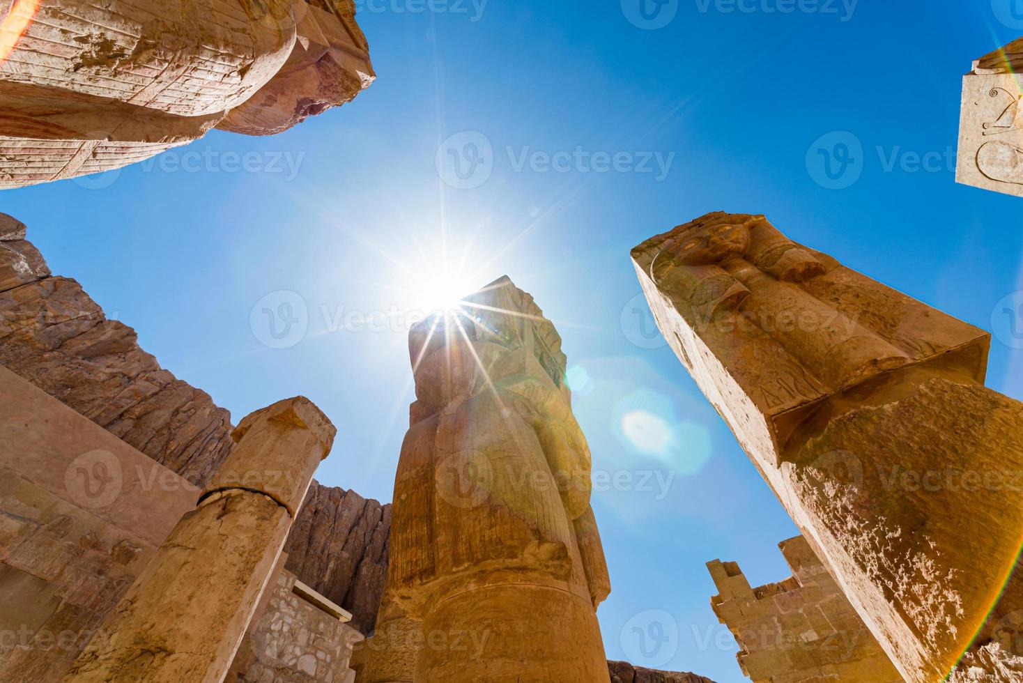 antieke zuilen in een karnak-tempel in luxor foto