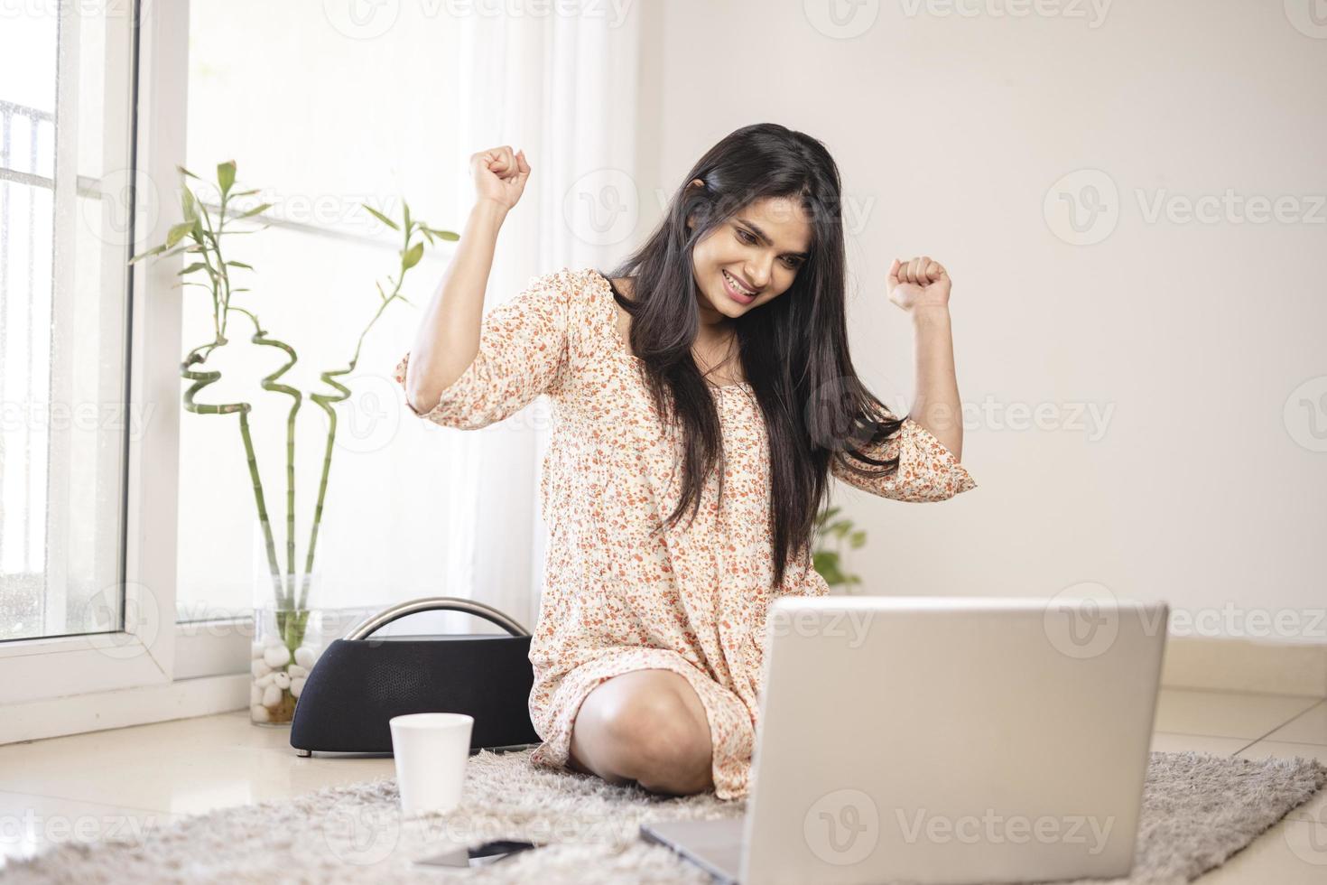 verlaten jonge Indiase vrouw met laptop thuis. foto