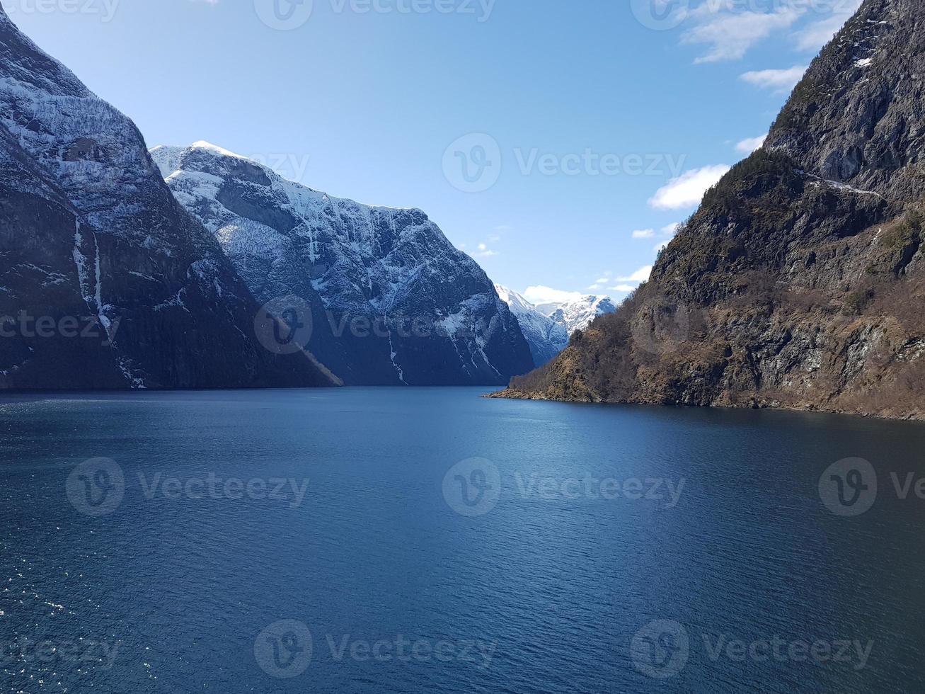 met een cruiseschip door de ardalsfjord foto