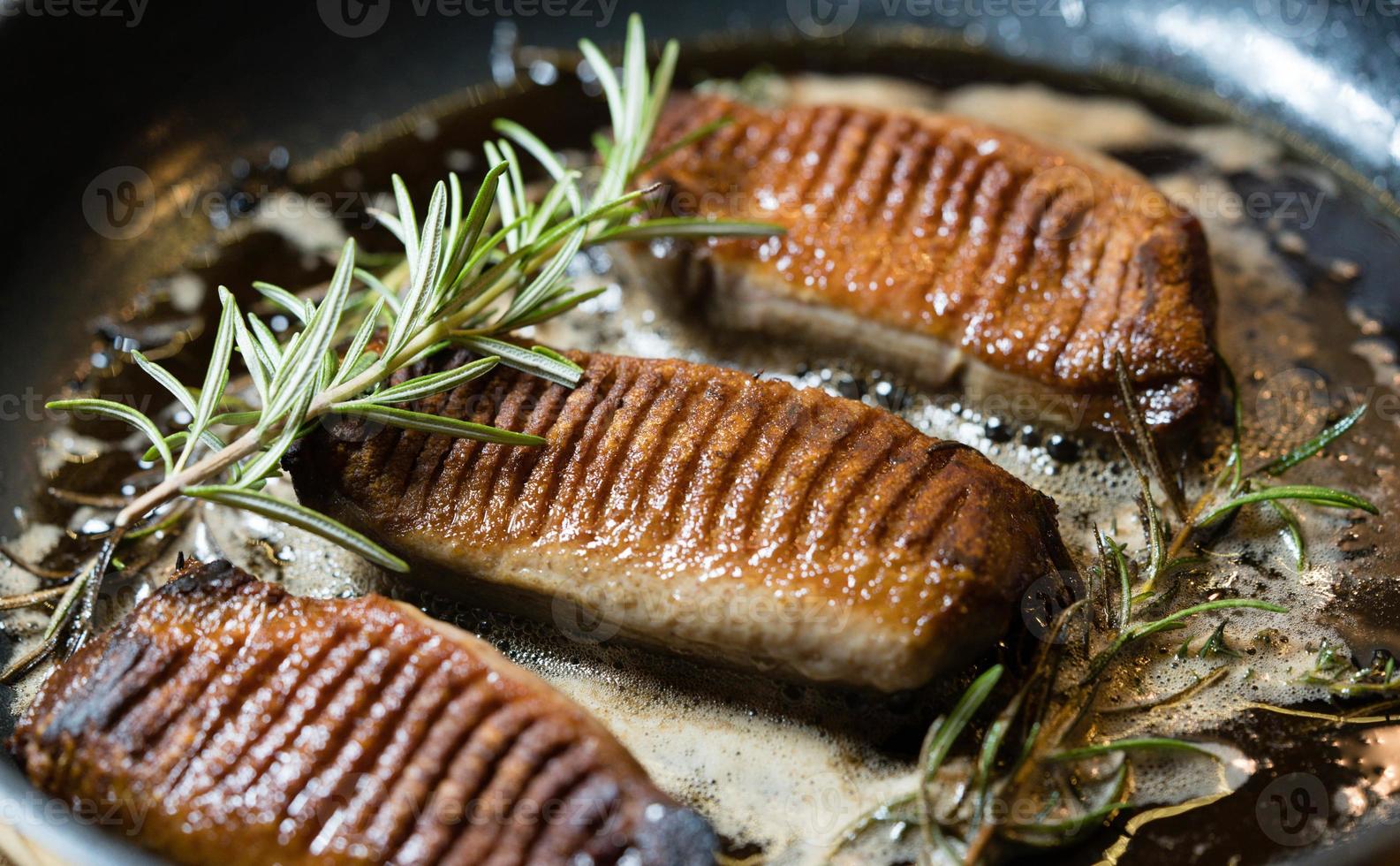 gebakken eendenborst met saffraanrisotto foto