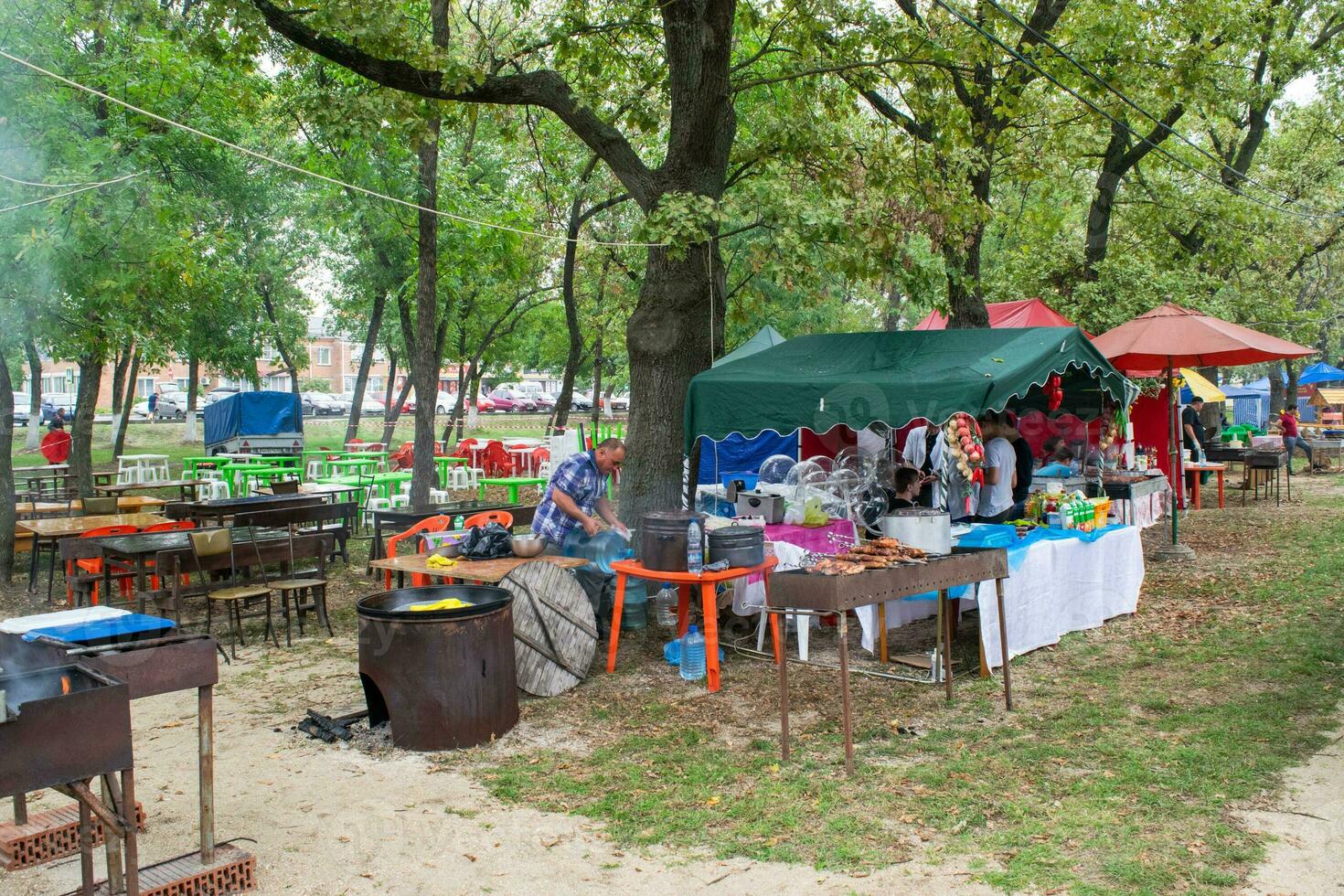 dag van de stad van slavjansk aan de Koeban, volk festiviteiten in de stad park. vertegenwoordiging van landelijk nederzettingen in nationaal tradities. foto