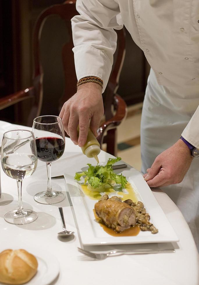 laatste shots van een chef-kok in de eetkamer van een restaurant in spanje foto