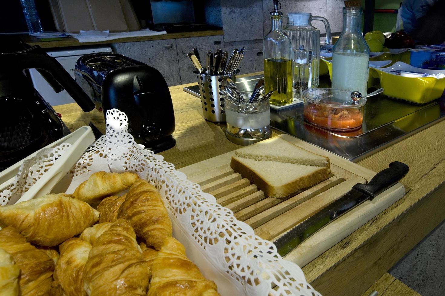 moment van ontbijt in frankrijk foto