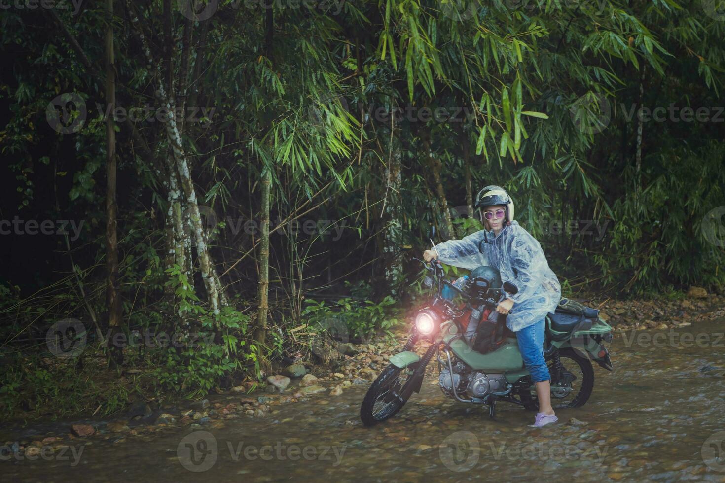 mooi vrouw rijden klein enduro motorfiets kruispunt Ondiep kreek foto